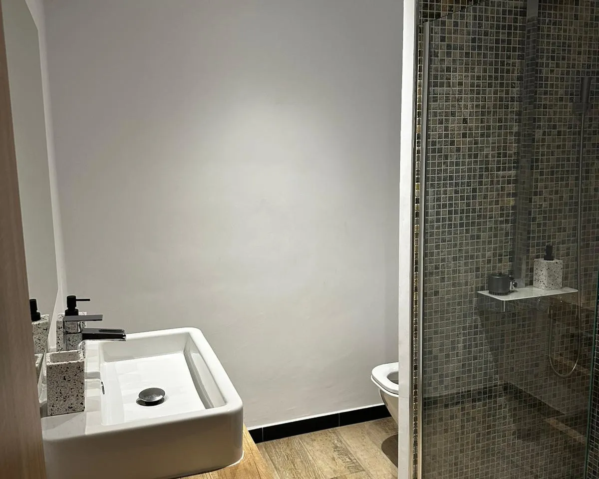 8f975102-9f6f-4943-bc08-280d676dbb97