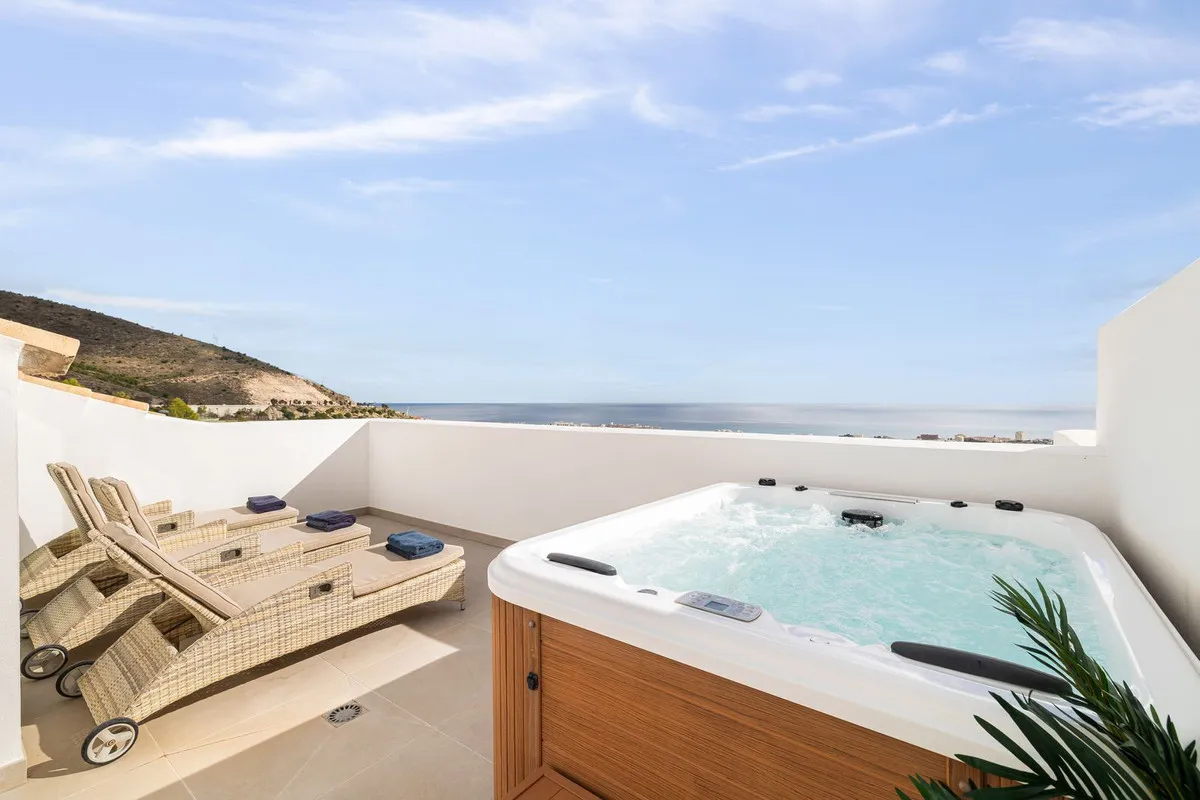 Panoramic Penthouse with Rooftop Terrace & Jacuzzi