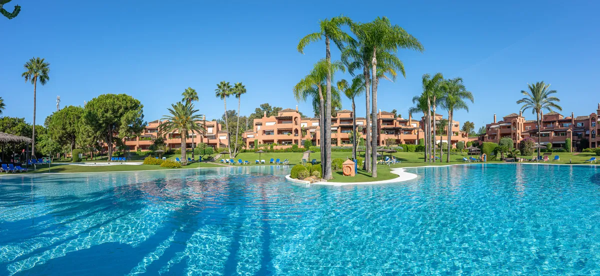 Alhambra del Golf – Luxury Beachside Apartment
