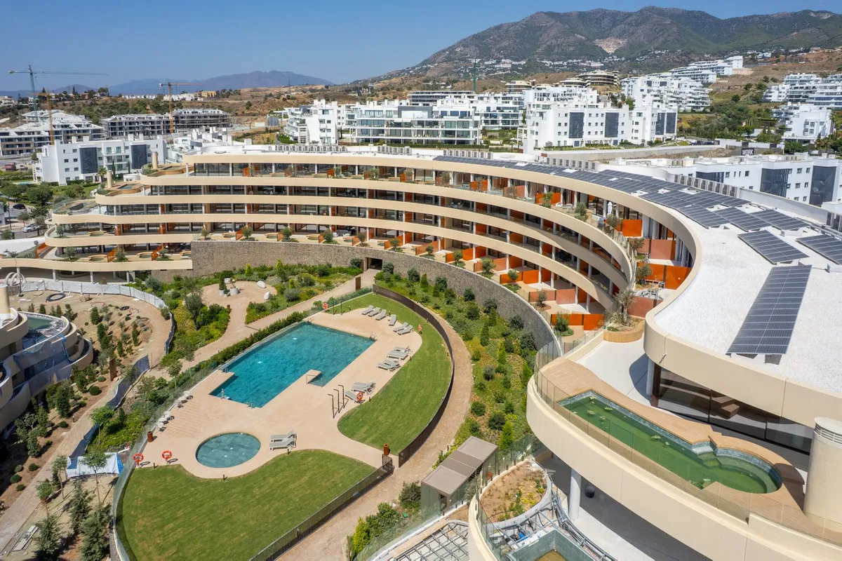 Luxury Seafront Apartment with Resort Amenities