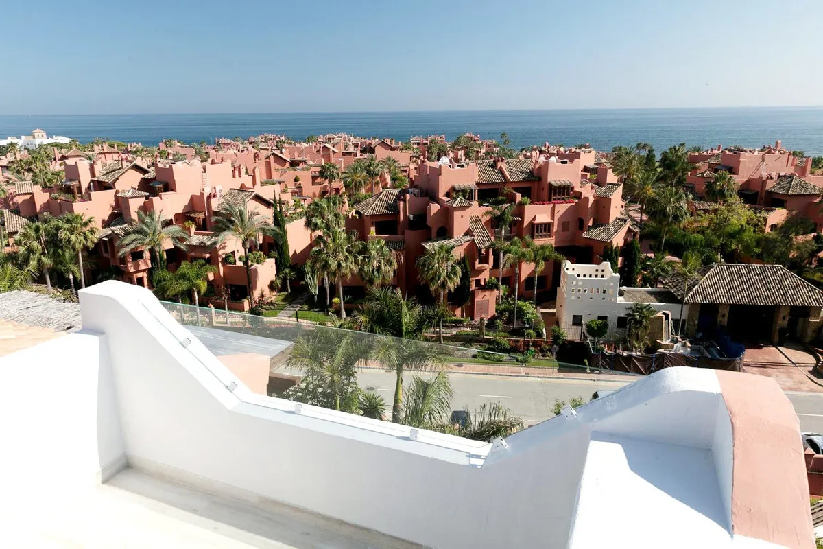 Luxurious 3-Bedroom Penthouse in Las Nayades