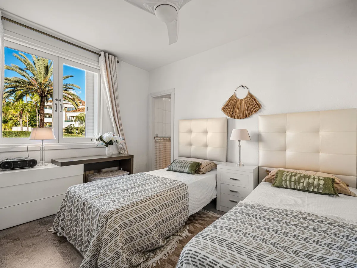 72e1fb8c-5e05-404c-8405-3e85303a1cdc