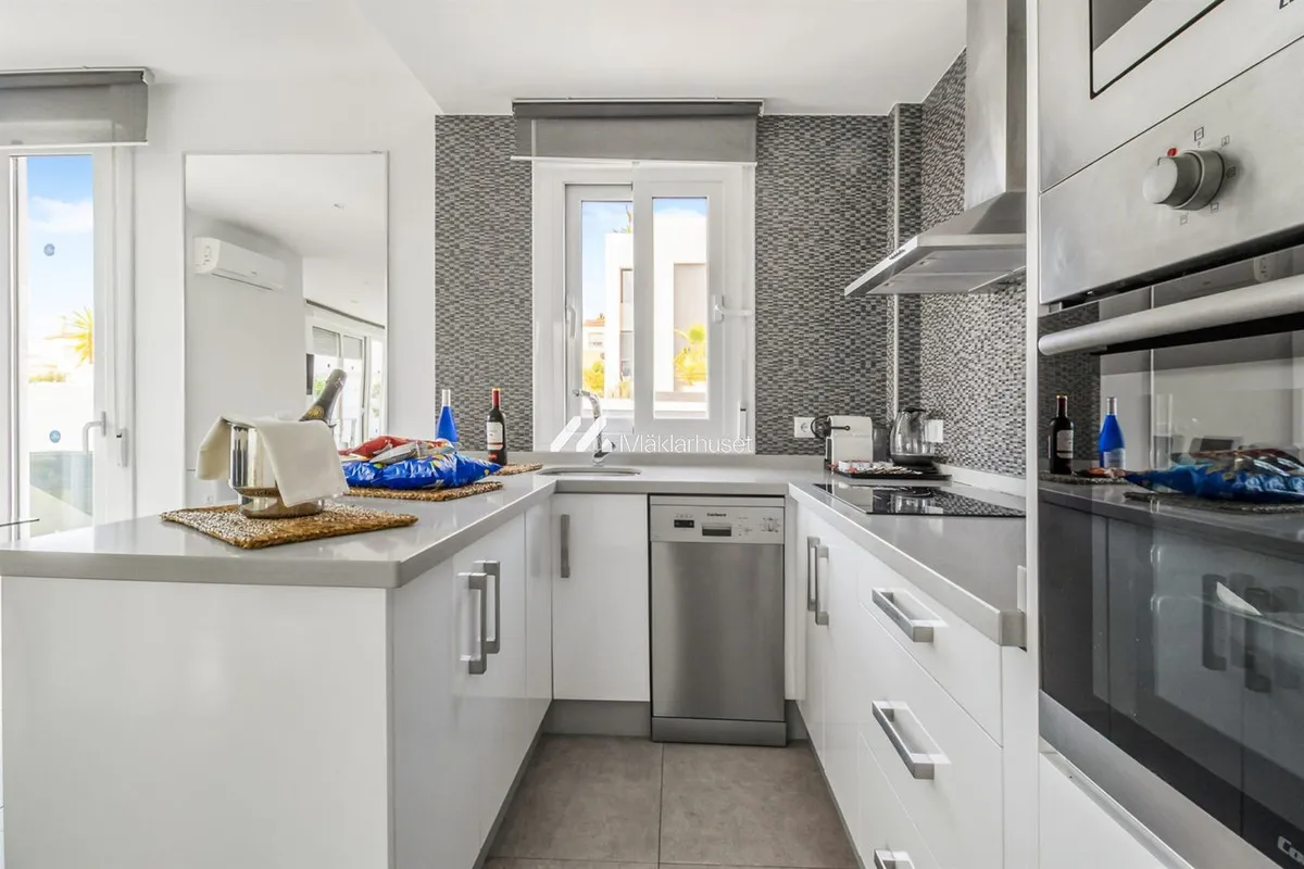 63d5d164-1ea1-410a-83a9-9772813129db