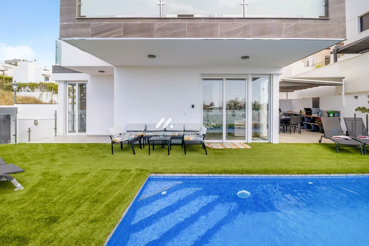 b332bf89-3acb-47db-b13e-96e103670894