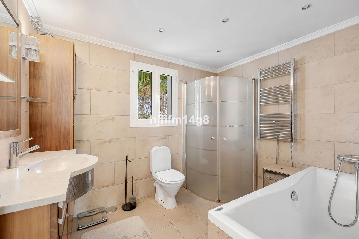 b25afb95-8a73-47e4-8d78-949e44ea460f