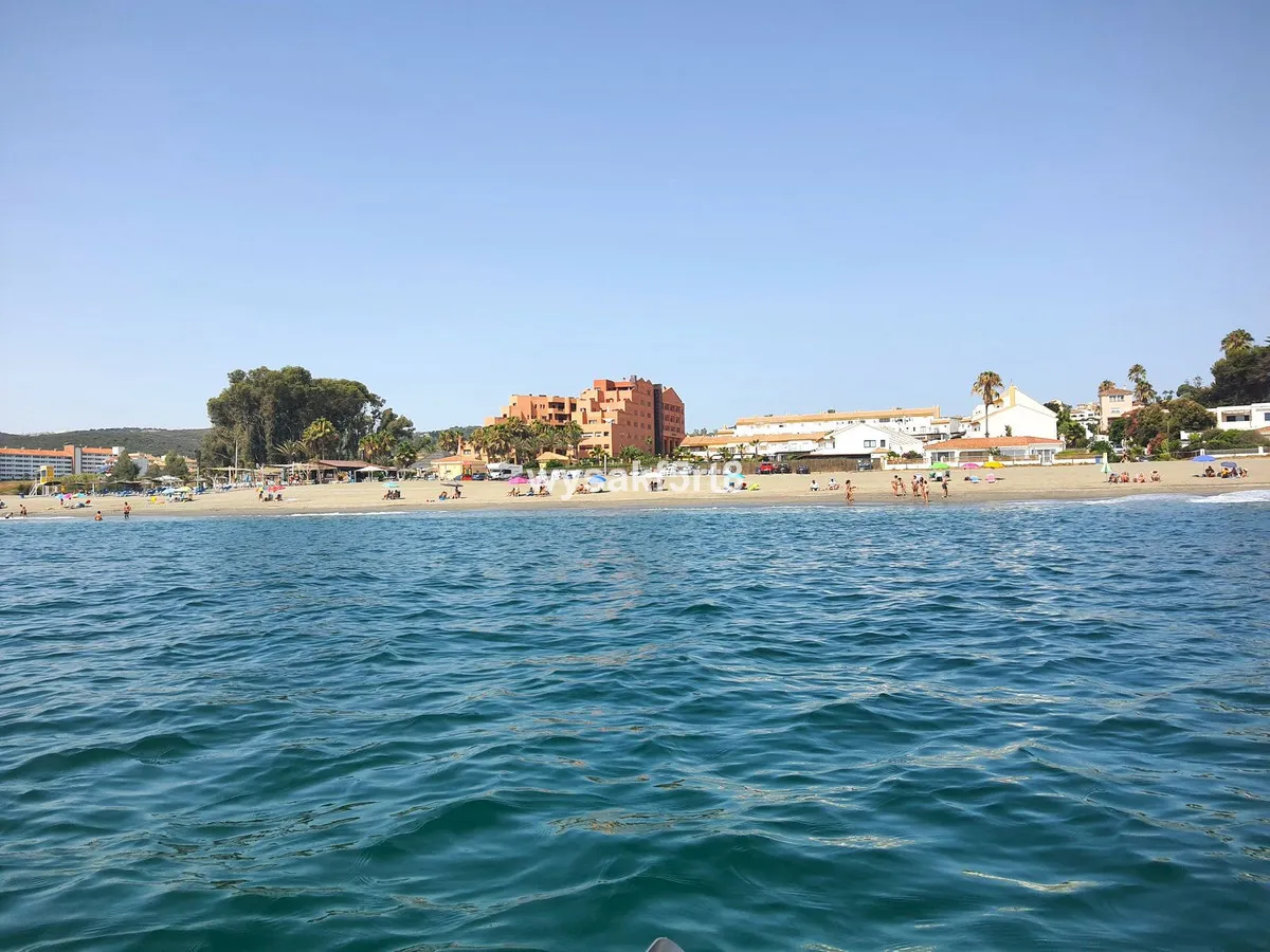 Seaside Oasis: Stunning 1-Bedroom Apartment in La Duquesa