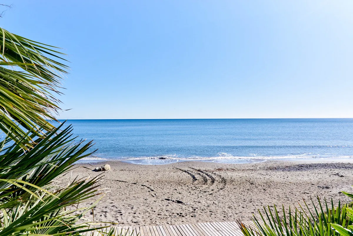 Beachfront Luxury Apartment in Doncella Beach, Estepona