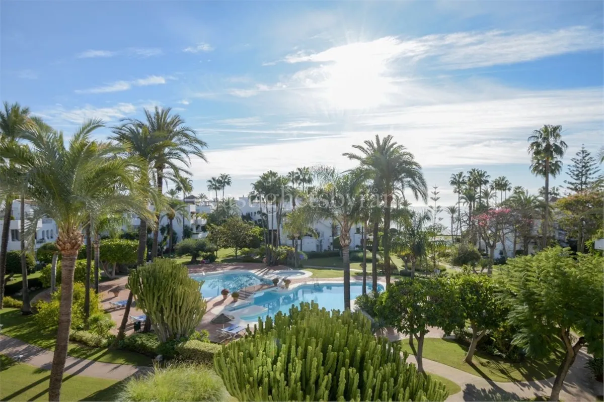 Alcazaba Beachfront Oasis: Luxury Apartment in Estepona