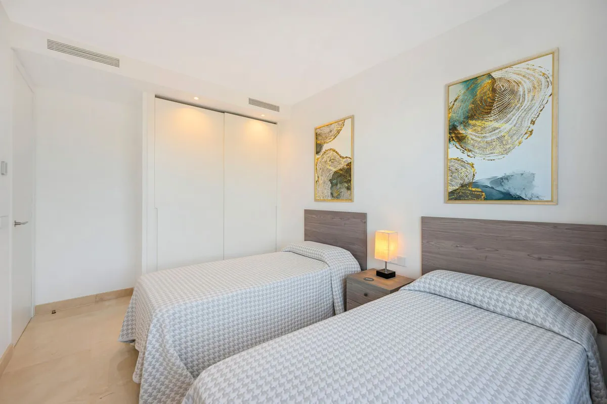 aebf8ef7-615c-4135-8fc3-9a5d931e5cfb