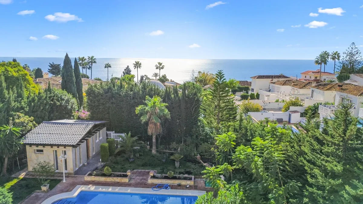 Luxurious Villa with Pool & Guest House in La Capellanía