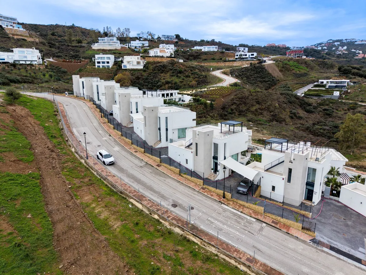 c776b2cb-9fd7-4cba-9f10-a9858a5c80e2