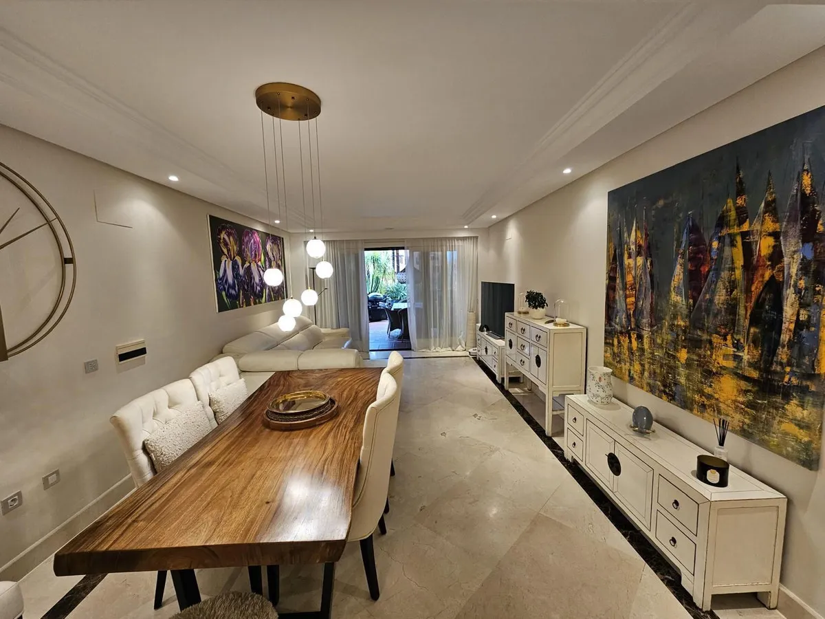 Beachfront Oasis: Estepona Luxury Apartment