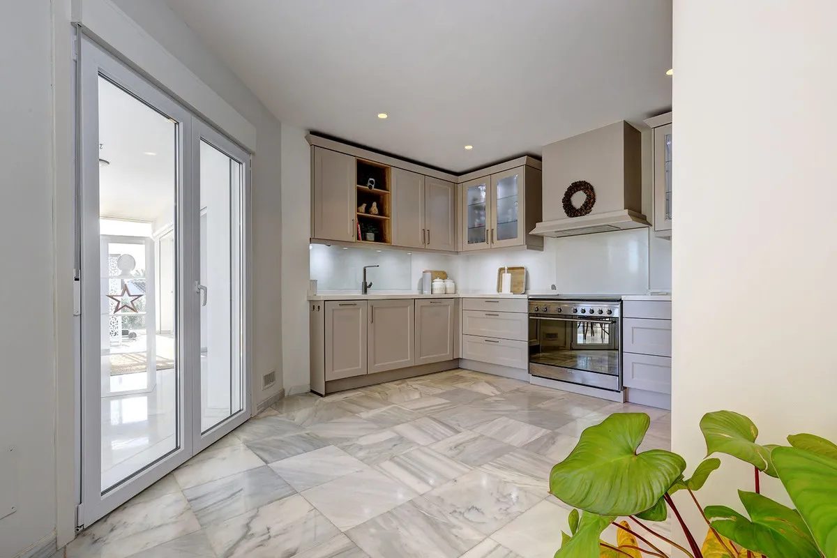 0c51bc27-1918-41b8-afaf-6d92e376f696