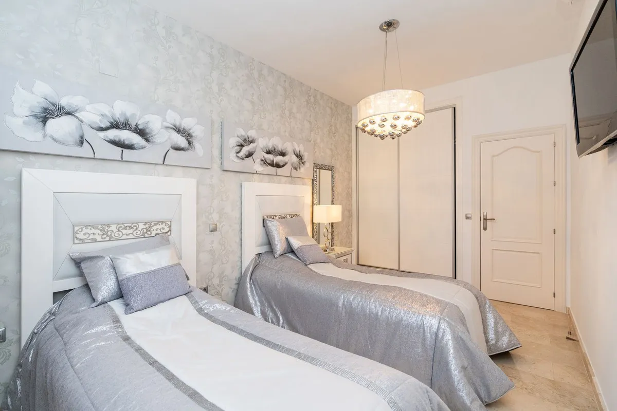 2d233993-097f-4f98-8b81-3bb9d4705910