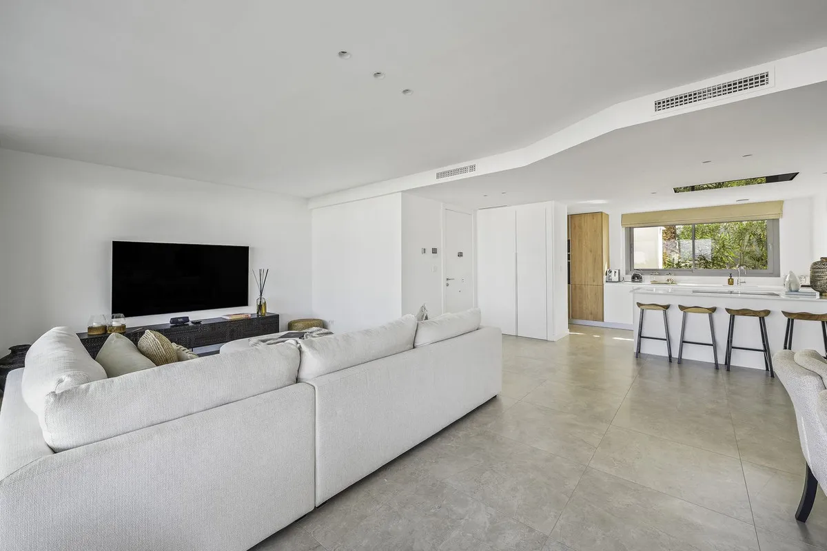 833bf8f4-48db-4f31-a0d2-c5ddc0587861