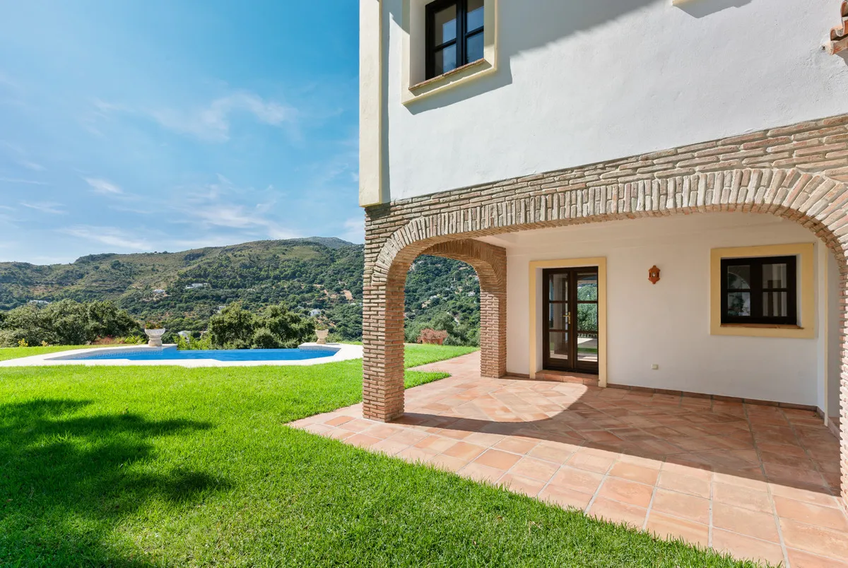 Stunning Casares Villa with Panoramic Mountain Views