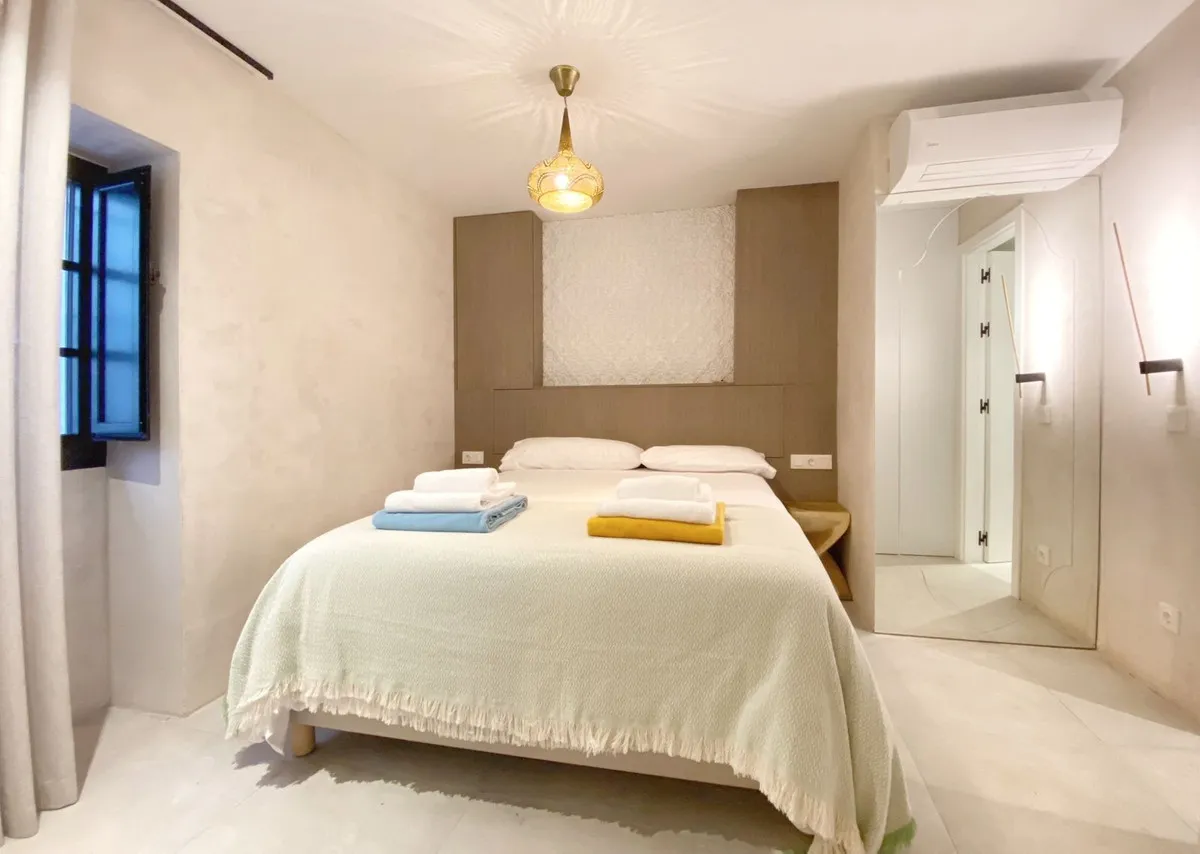 b1354ec6-c7a6-46e3-9c57-b63bd816655f