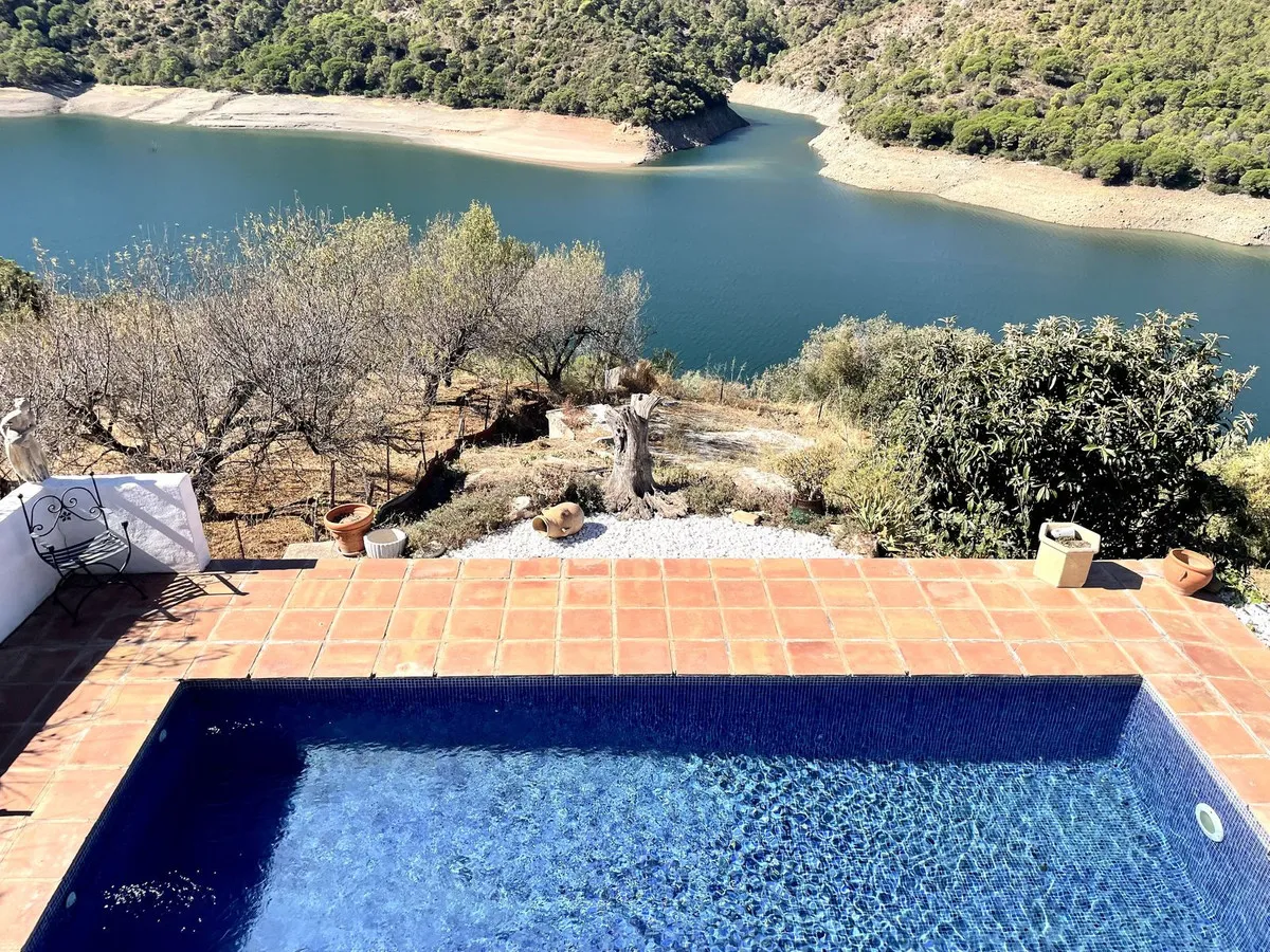 Andalusian Lakefront Retreat in Istan