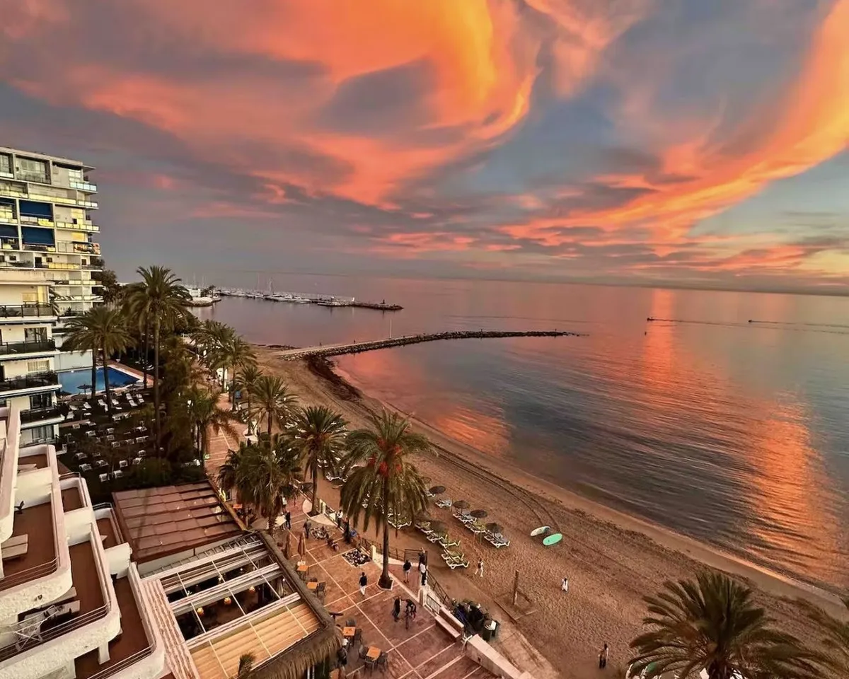 Seaside Elegance: Marbella Centro Beachfront Apt