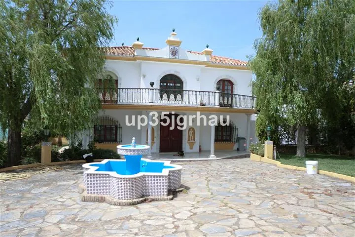 Luxurious Beachside Villa in Estepona