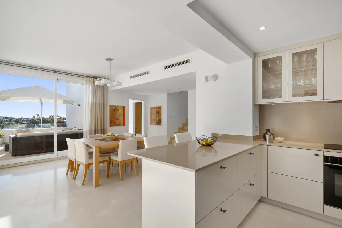 e3b0049d-42ae-40d3-945d-663da1395437