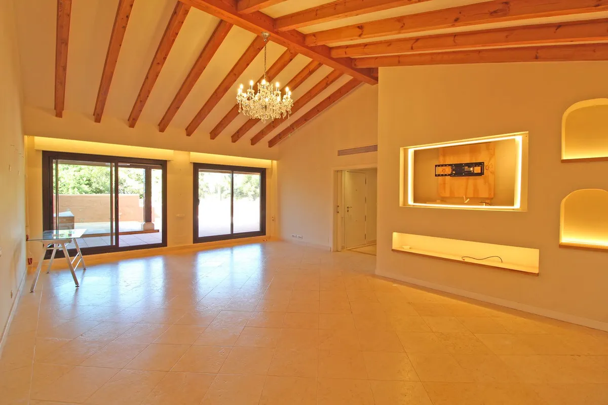 Luxurious Beachside Penthouse in Alhambra de los Granados