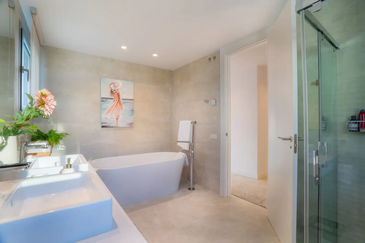 b8818df0-beb2-4b24-b251-32315c7d2756