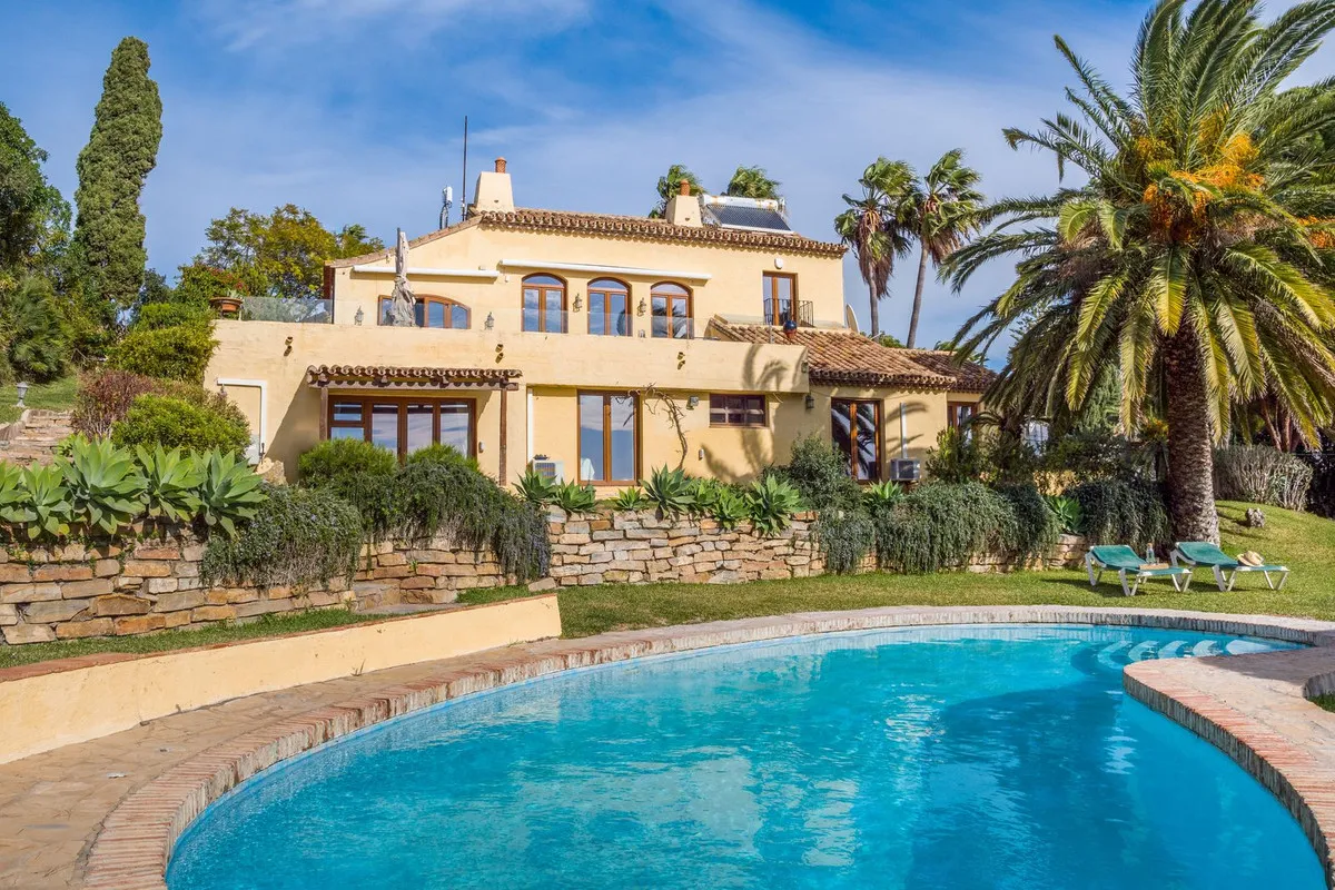Luxurious Seaside Villa in Estepona