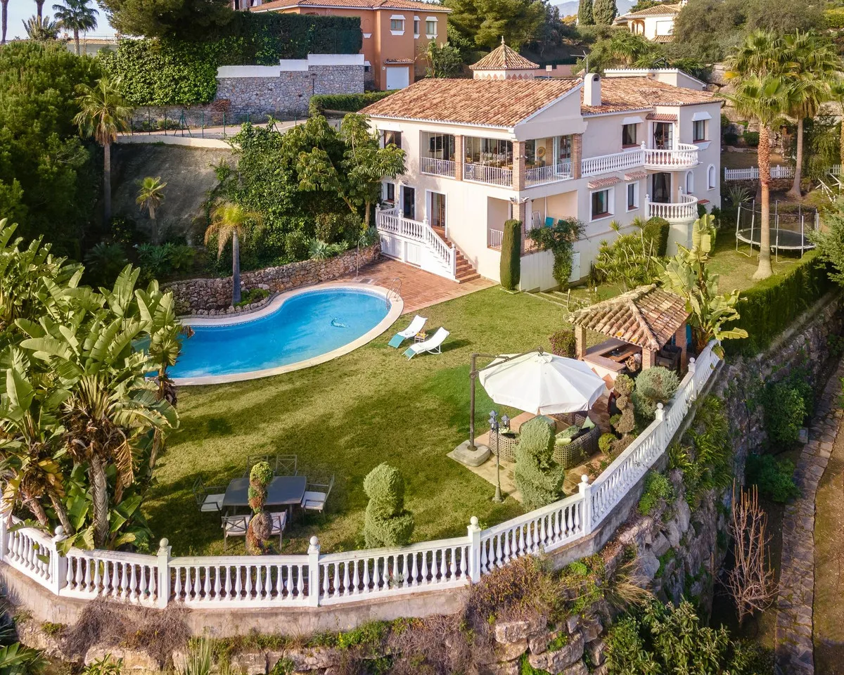 Luxurious 6-Bedroom Villa with Pool in El Paraiso