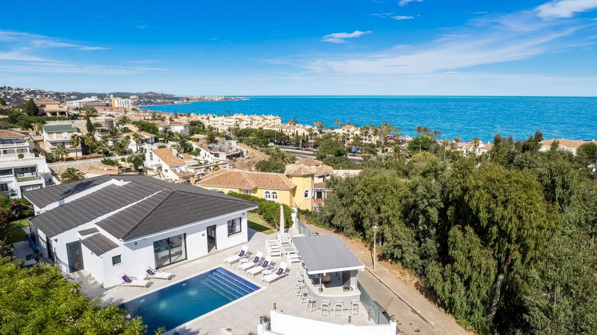 Stunning 5-Bedroom Villa with Spectacular Sea Views