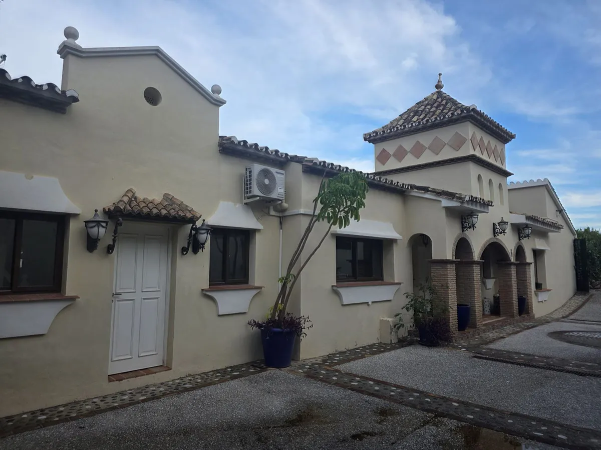 Luxurious Villa in Prime El Paraíso Location