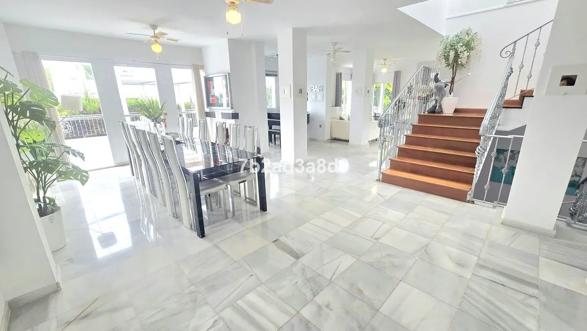 1b493c67-a54d-4b50-8730-8e4d4b0e6956