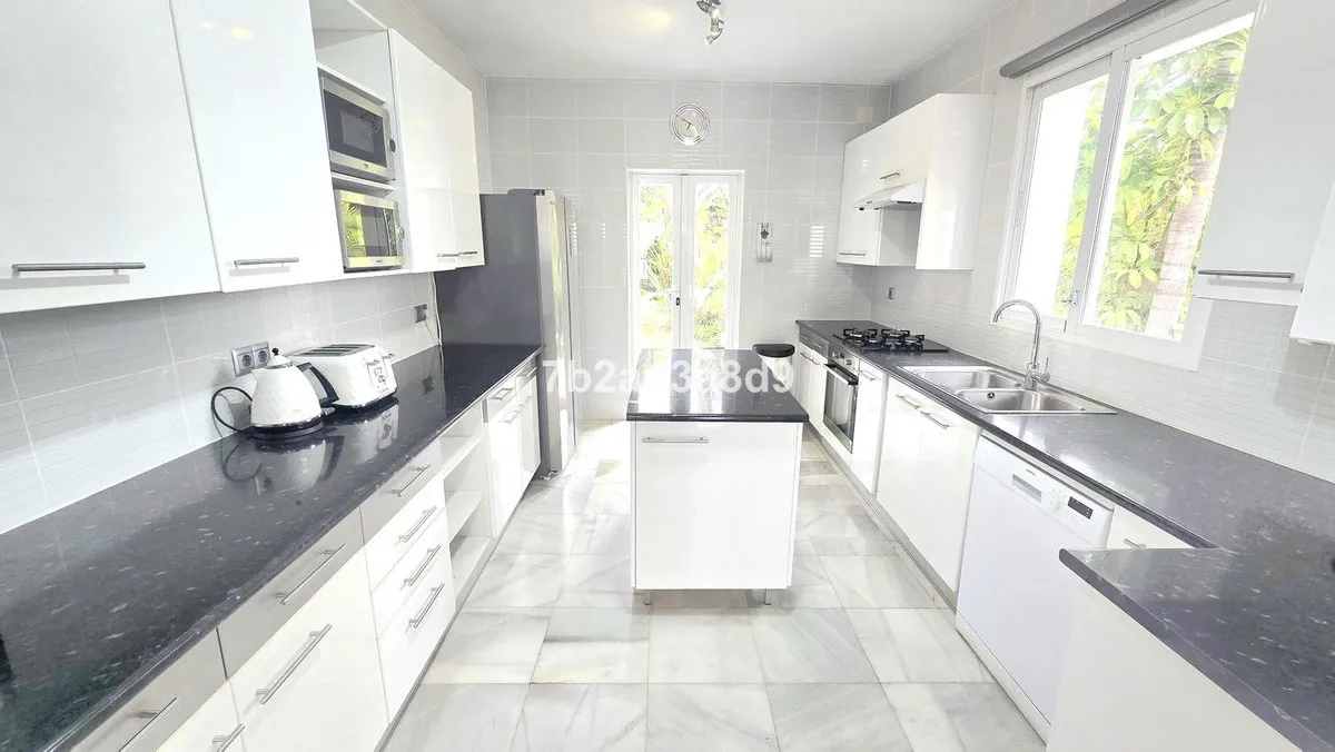 fc893485-c3a4-4821-8749-8f69a775bc5b