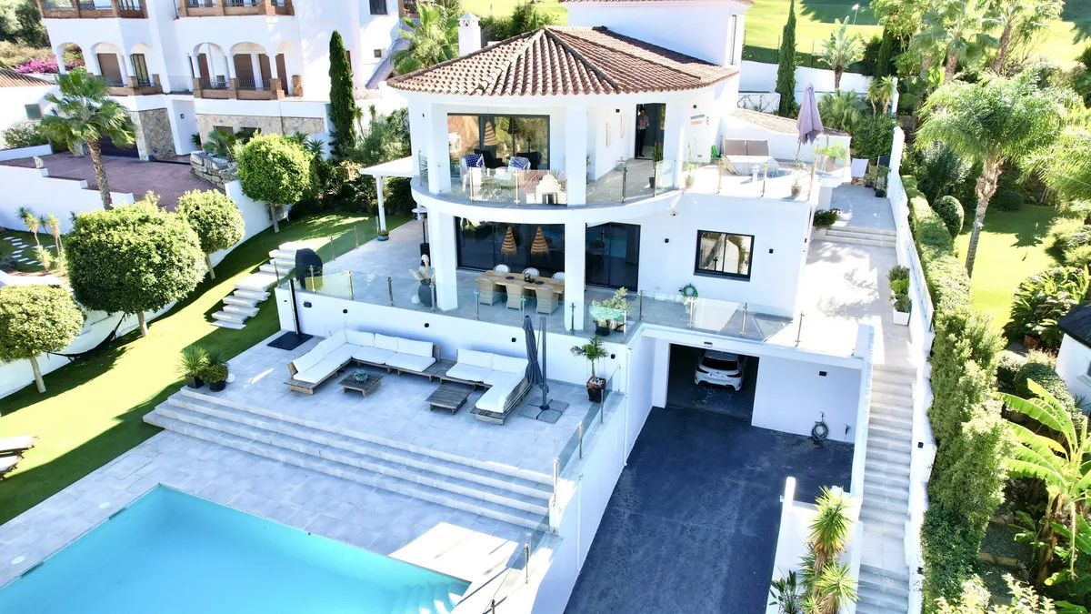 Luxurious Villa with Pool & Golf Course Views