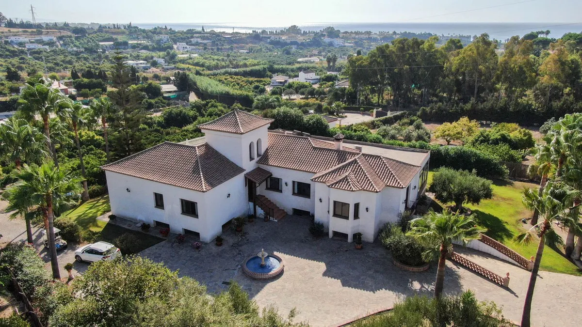 Tranquil Country Estate in Estepona Near Beach