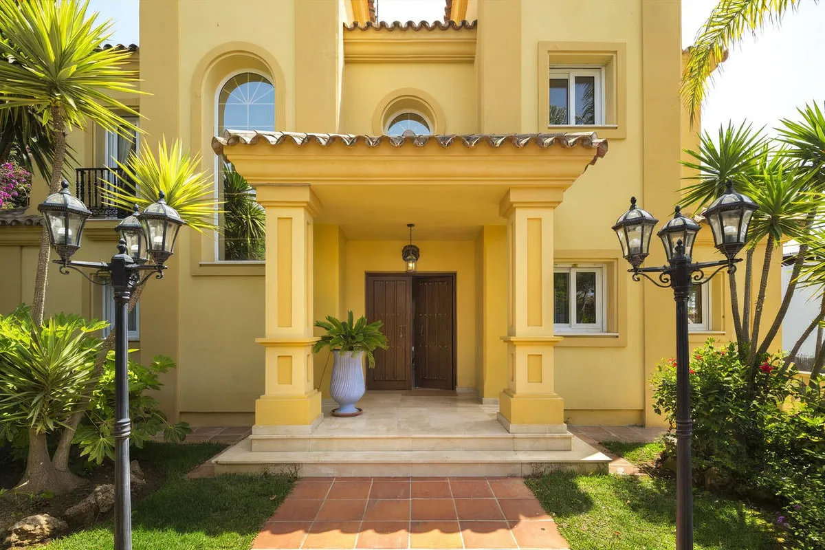 Elegant Villa with Heated Pool in Prime Elviria Location