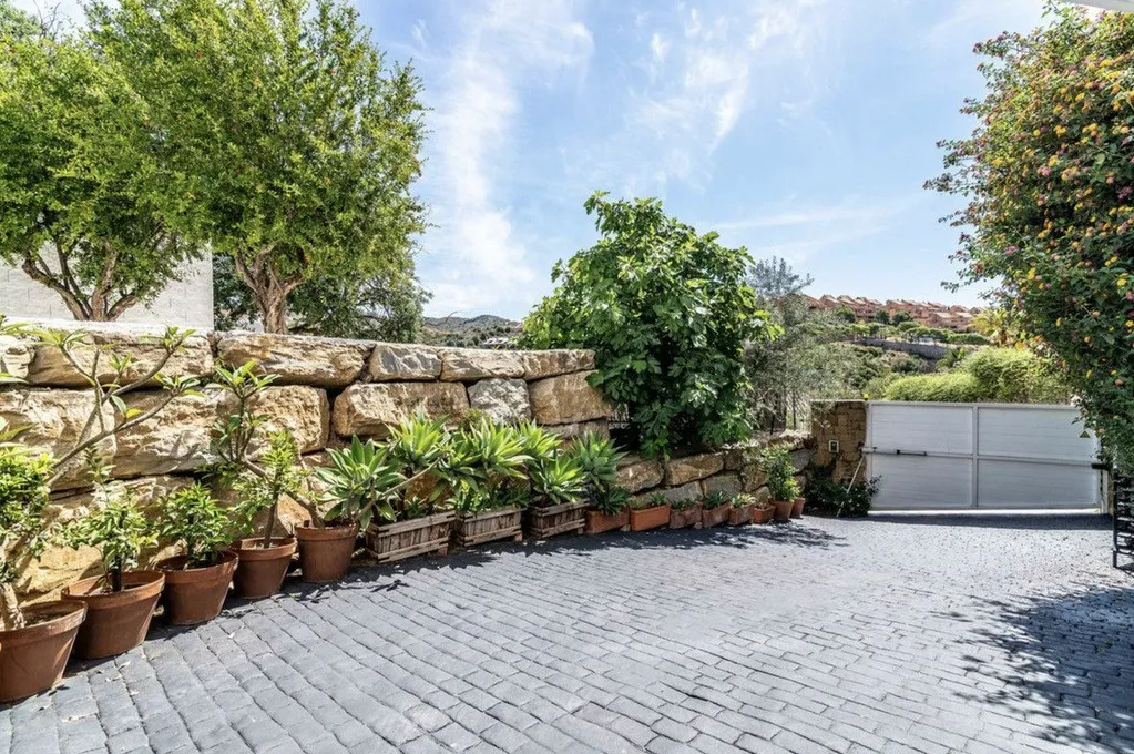 0e5993c9-3616-4d26-9188-9d7c8a74fbca