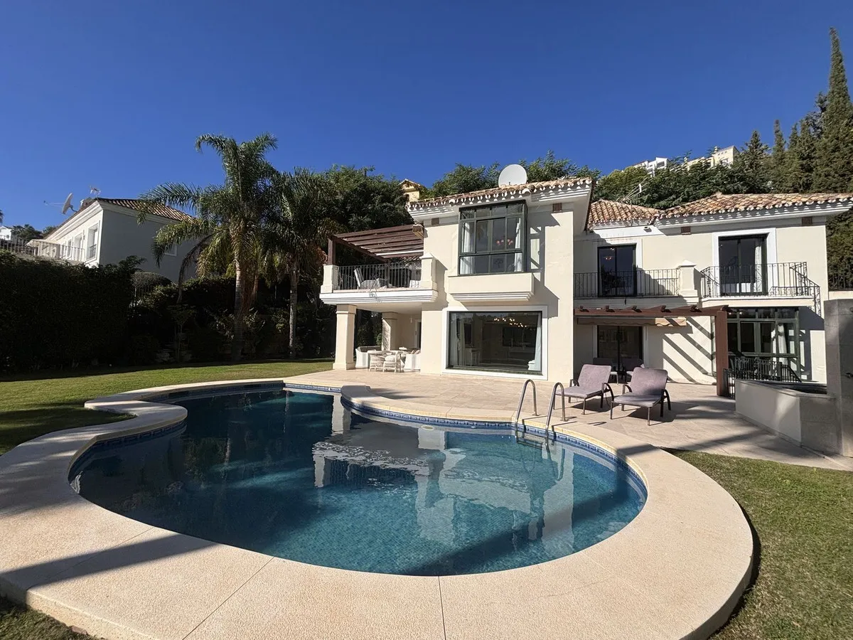 Elegant Villa in Los Arqueros Country Club, Benahavis