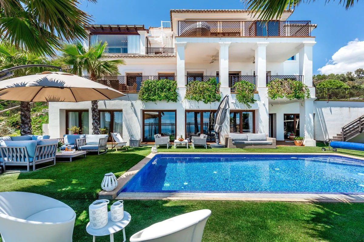 Luxurious Benahavís Villa with Panoramic Sea & Mountain Views