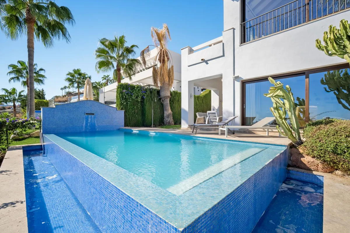 Villa in Mirador del Paraiso with Panoramic Sea Views