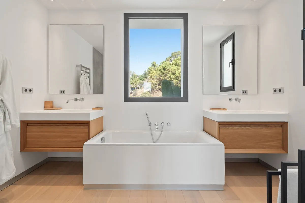 8f32f7ed-ae35-483e-88db-c94f9407a583