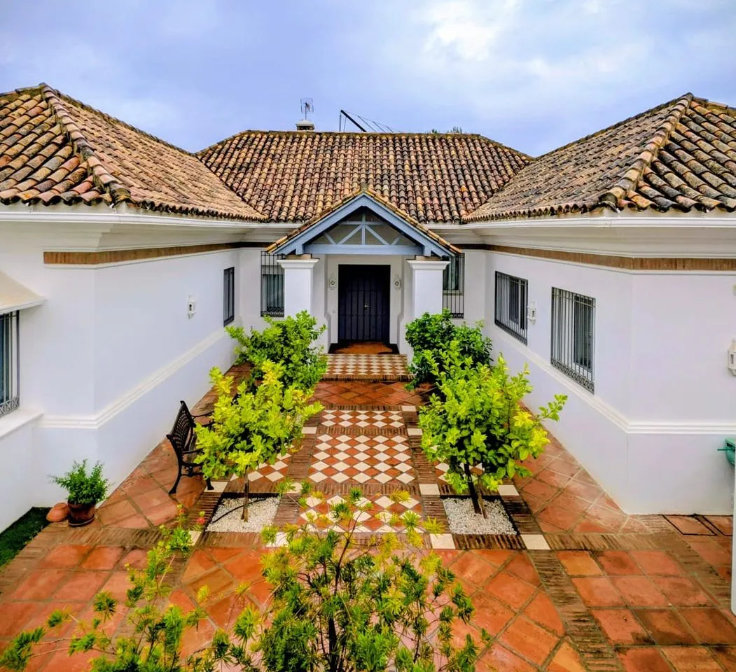 Elegant 7-Bedroom Frontline Golf Villa with Iconic Views