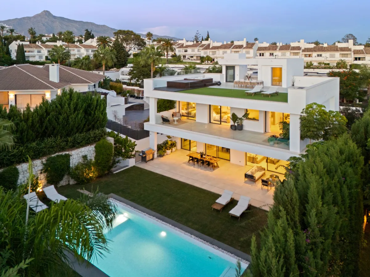 Elegant Modern Haven in Nueva Andalucía