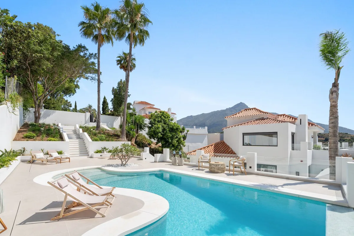 Majestic Nueva Andalucía Villa with Stunning Panoramic Views