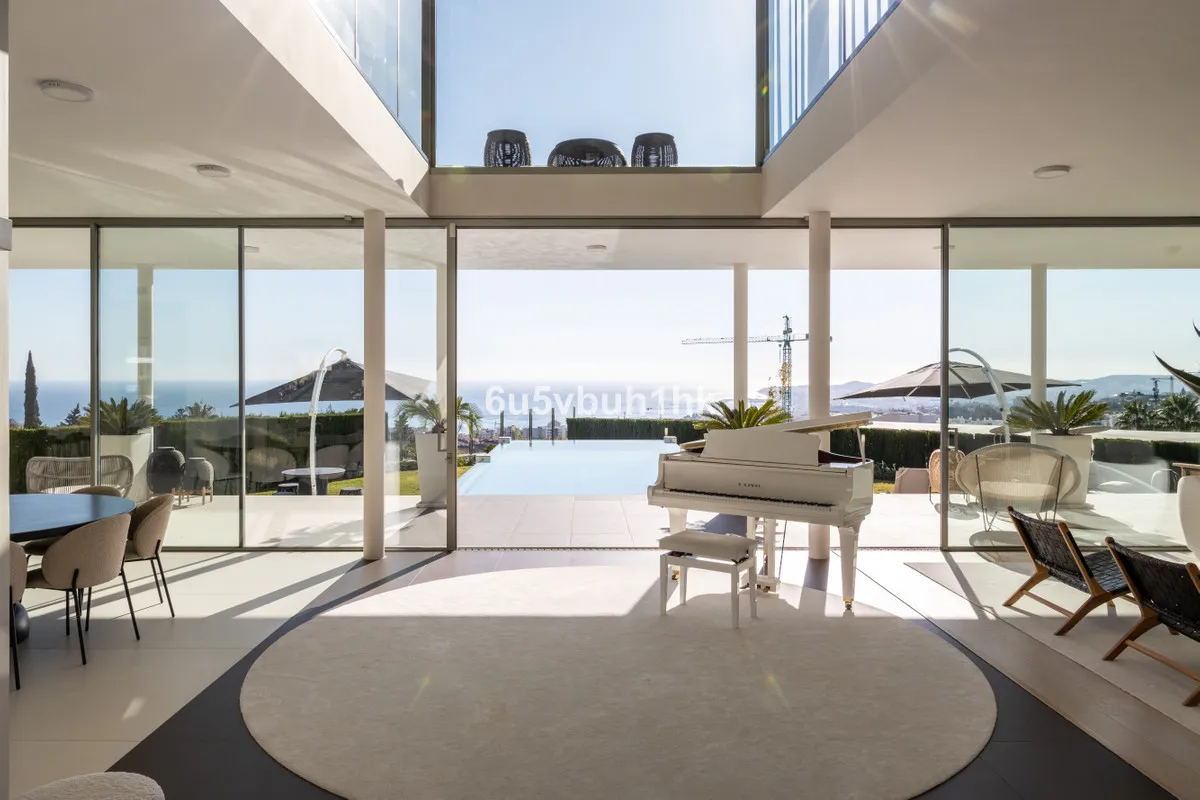 Luxurious Coastal Villa in El Higuerón
