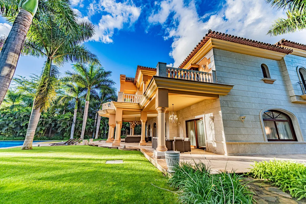 Exquisite Andalusian Villa in Prestigious Guadalmina Baja