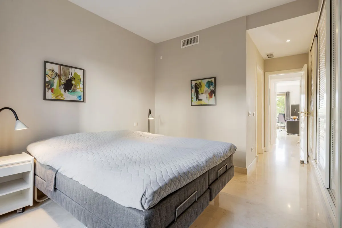 53d1e300-6f76-4a9e-a1fa-6fbd9c673383