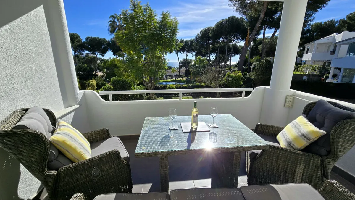 Miraflores Paradise: 2 Bed 1 Bath Sea View Apartment