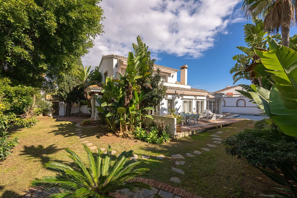 Andalusian Paradise: Marbesa Villa with Sea Views