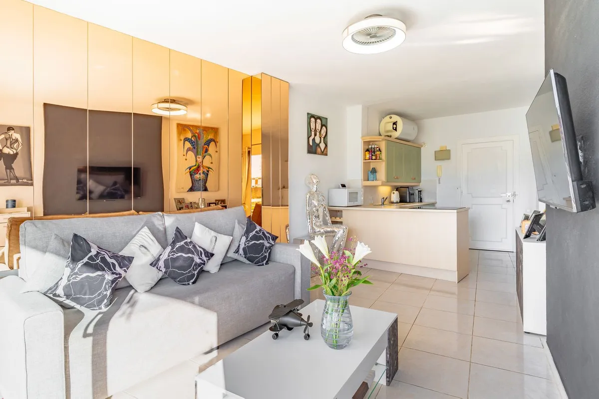 7ef40cf9-baf6-41b8-97e8-3ad00eee2168